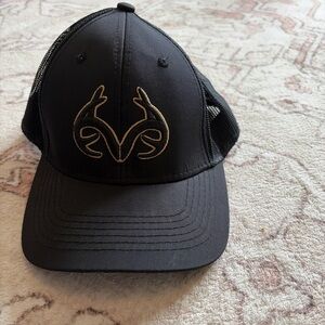 NWOT Realtree Black and Gold Logo SnapBack hat